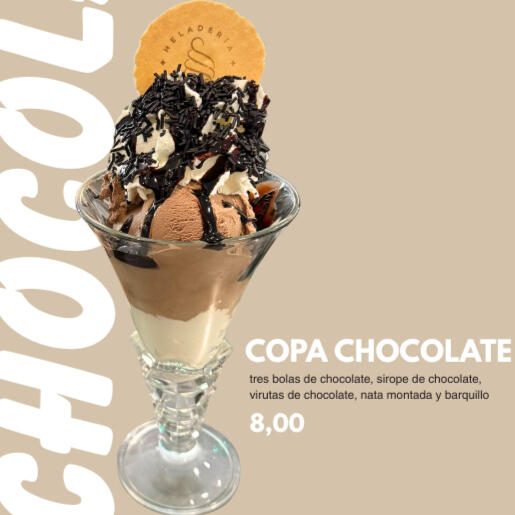 Copa 3 Chocolates una bola de chocolate blanco, una bola de chocolate negro, una bola de chocolate con leche, sirope de chocolate, bolitas de chocolate, virutas de chocolate, palitos de chocolate, nata montada y barquillo.