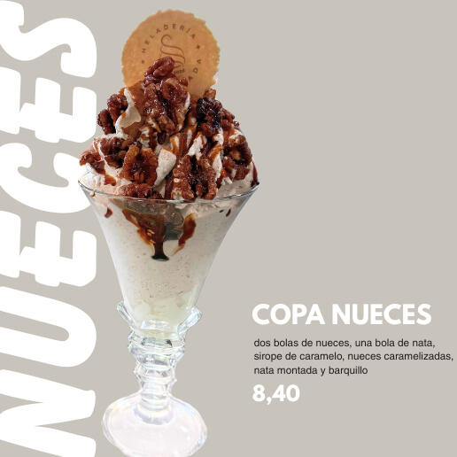 ***(8,40)*** una bola de chocolate, una bola de plátano, una bola de vainilla, plátano, sirope de chocolate, nata montada y barquillo.