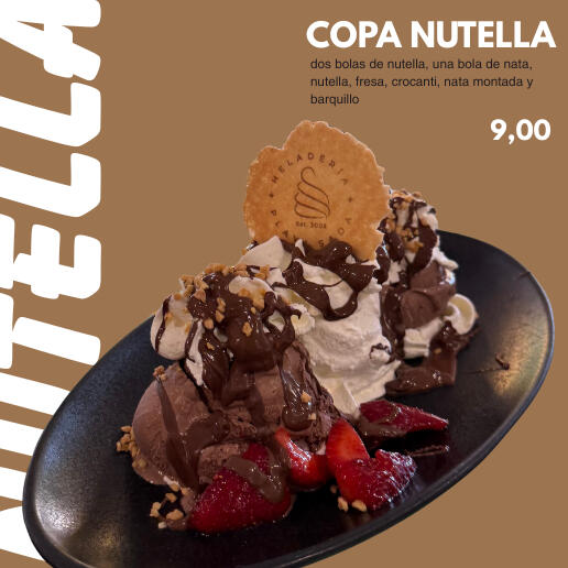 BLACK AND WHITE ***(8,00)*** una bola de vainilla, dos bolas de chocolate, sirope de chocolate, virutas de chocolate blanco y chocolate, nata montada y barquillo.